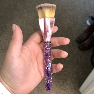 It cosmetics star foundation brush
